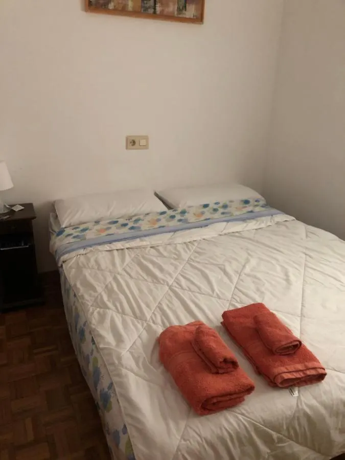 Habitacion Doble En Figueres Con Bano Compartido